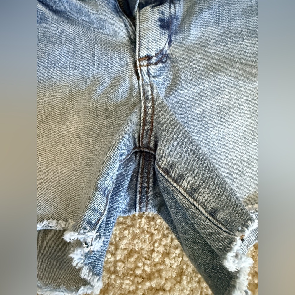Kut from the Kloth Women's Frayed Hem Jean Shorts - Light Blue - Picture 2 of 6